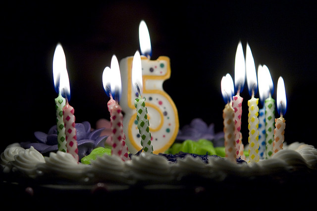 Birthday cake with a 5-shaped candle